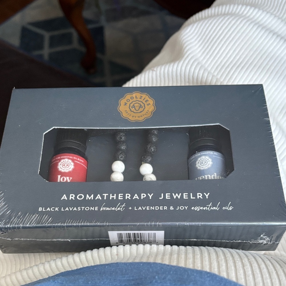 Woolzies Aromatherapy Black and White Bracelet